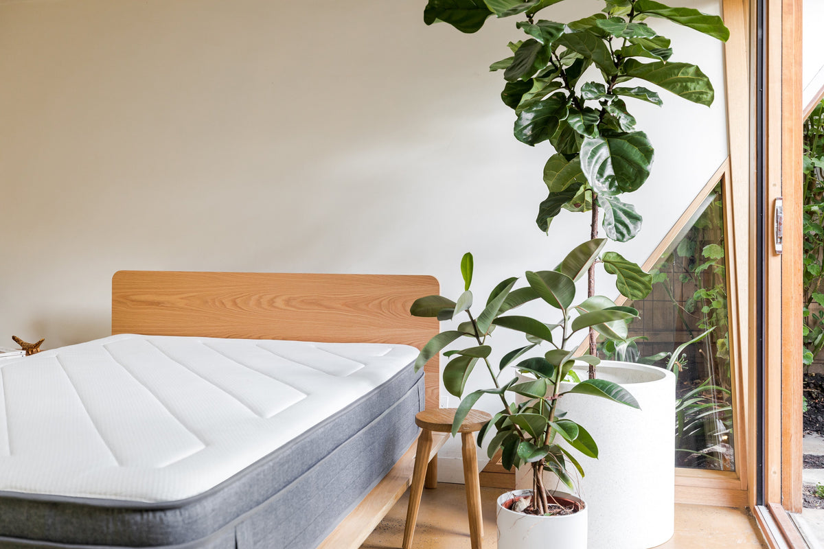 What is a hybrid mattress?